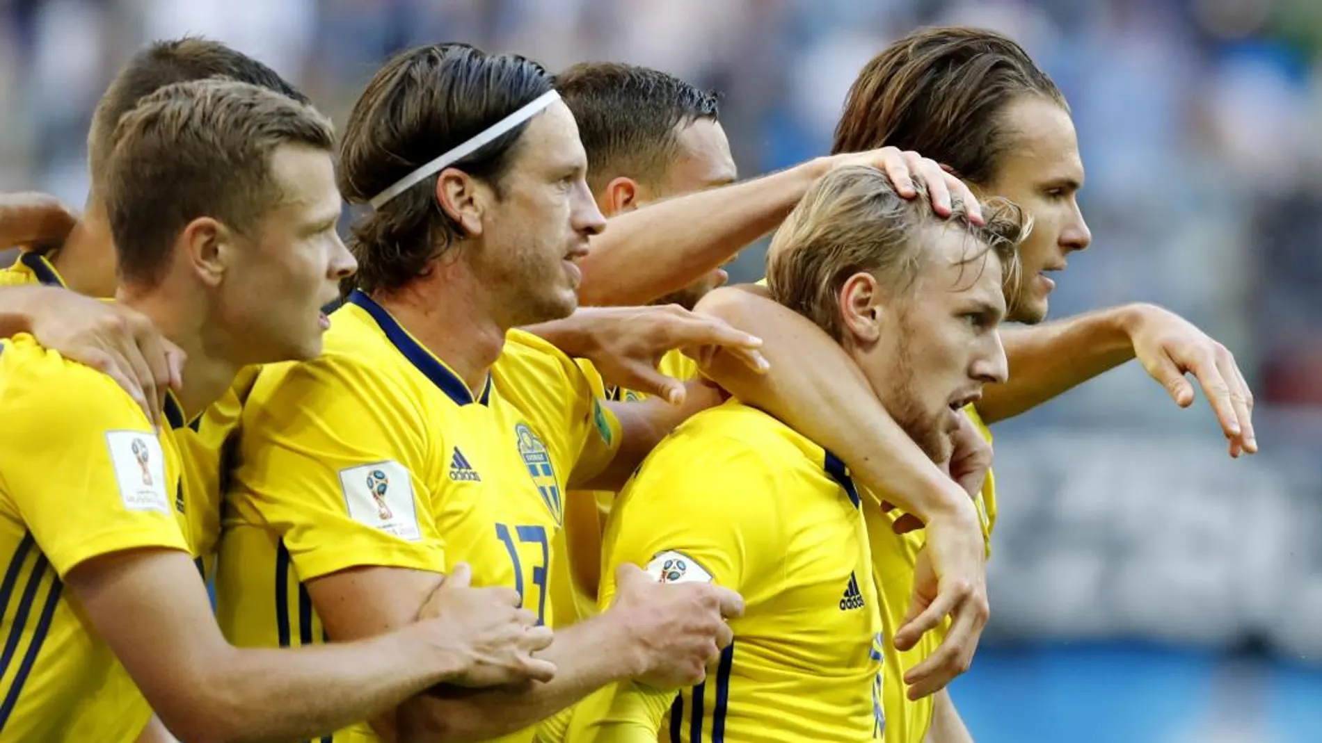 Emil Forsberg celebra cons us compañeros el gol de Suecia ante Suiza. Efe