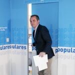 El líder del PP de Sevilla, Juan Bueno, ayer en rueda de prensa