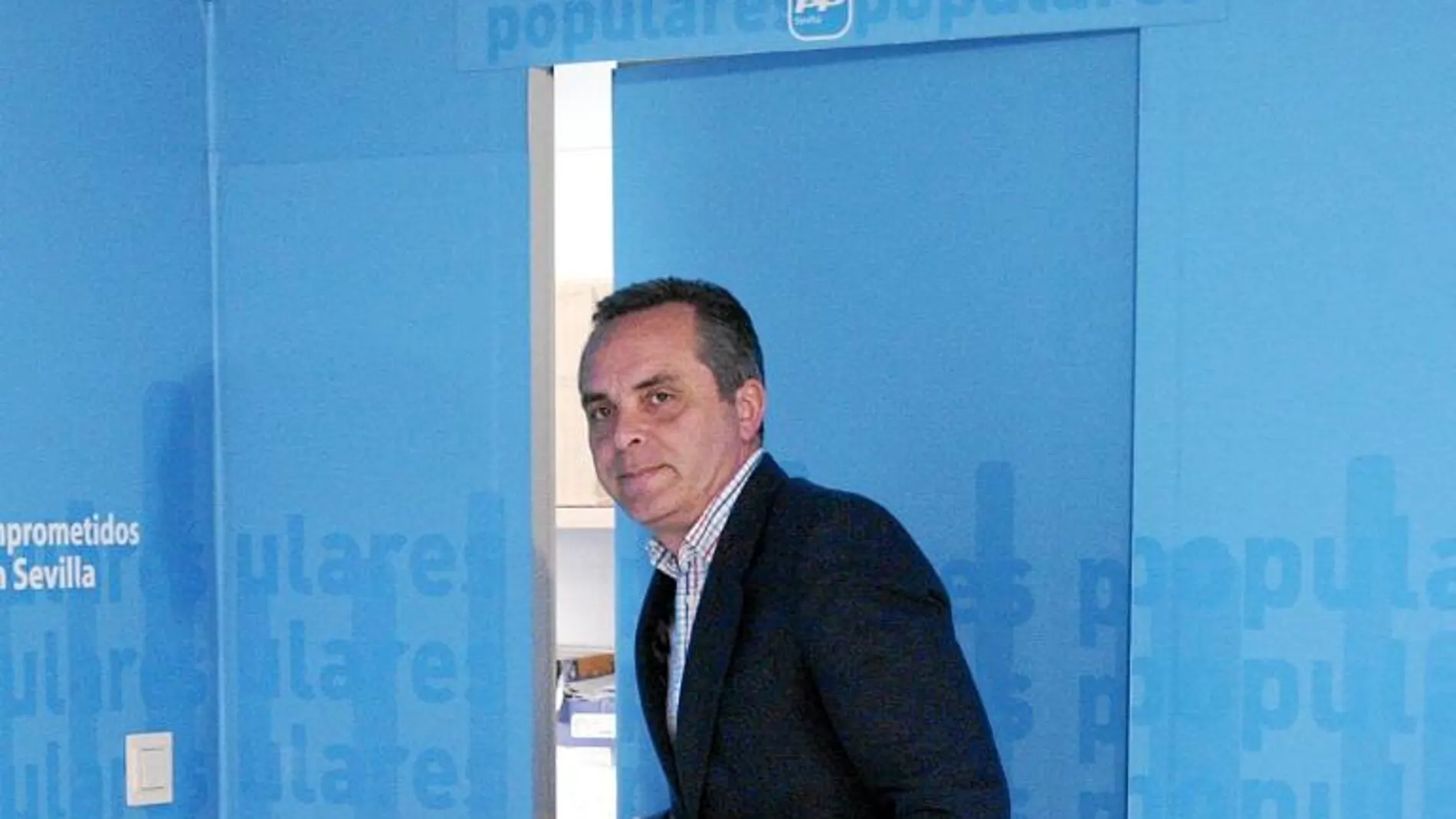 El líder del PP de Sevilla, Juan Bueno, ayer en rueda de prensa