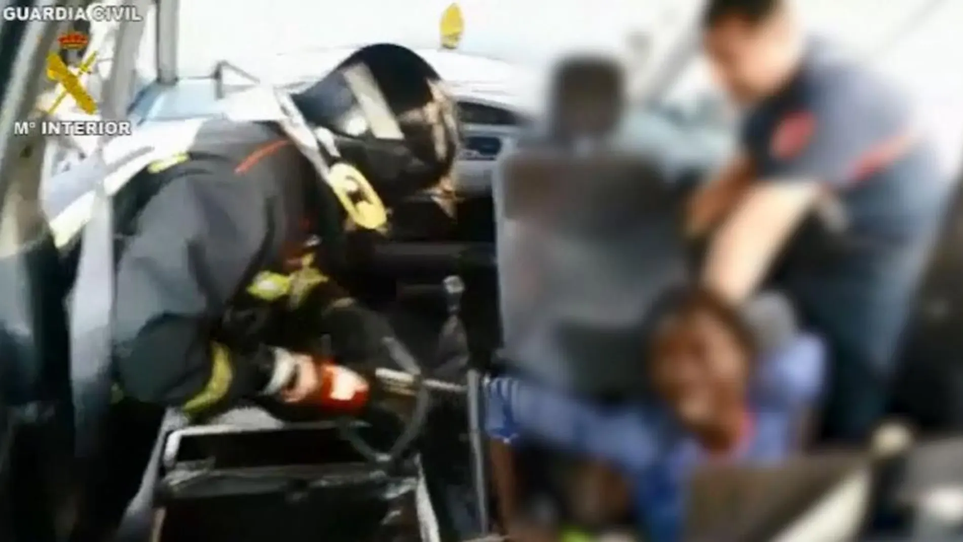 Momento en el que una de las inmigrantes era liberada por los bomberos