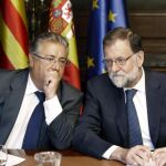 El jefe del Ejecutivo, Mariano Rajoy (d), y el ministro del Interior, Juan Ignacio Zoido (i), durante la reunión con responsables de las Fuerzas de Seguridad del Estado.