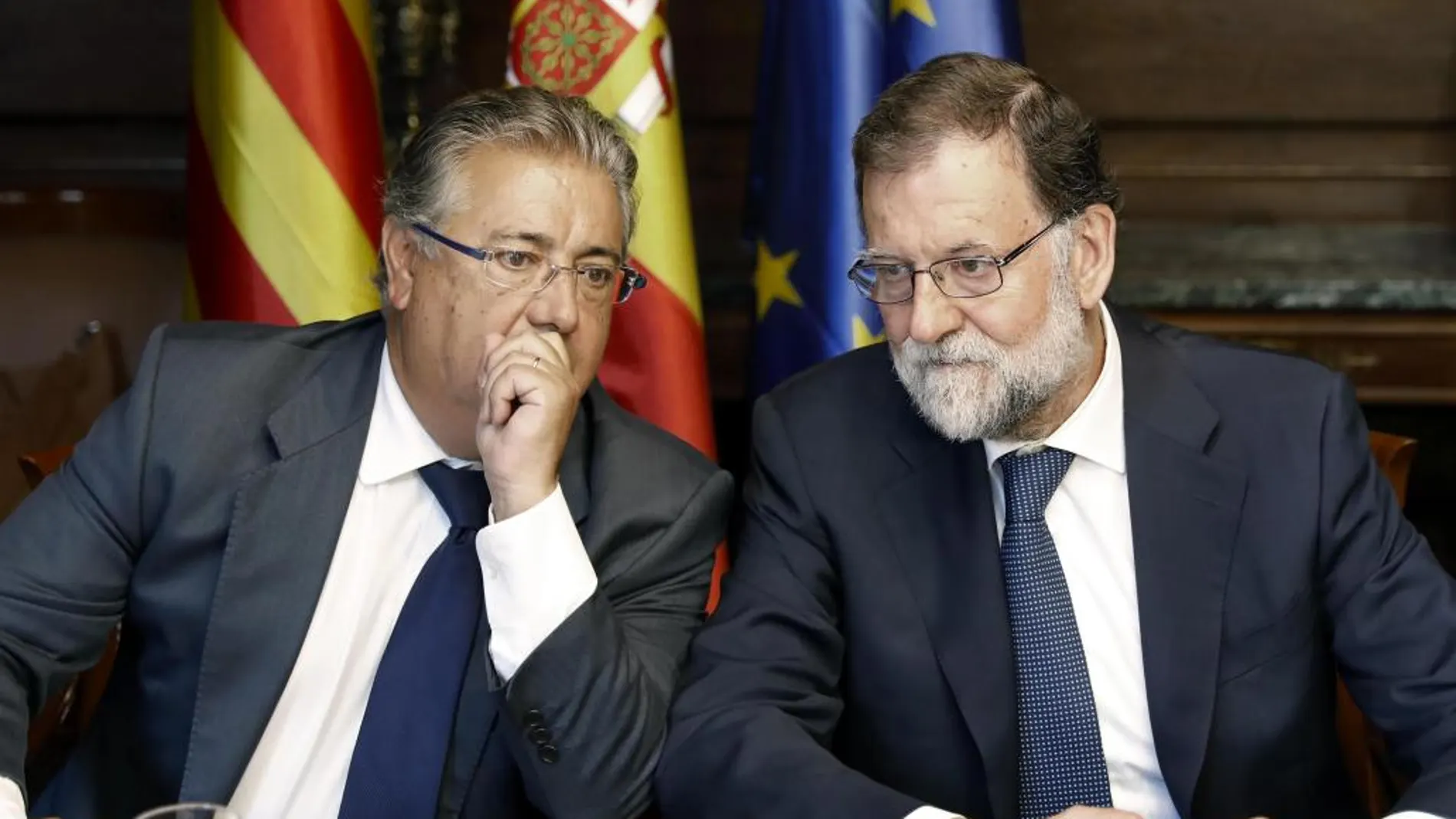 El jefe del Ejecutivo, Mariano Rajoy (d), y el ministro del Interior, Juan Ignacio Zoido (i), durante la reunión con responsables de las Fuerzas de Seguridad del Estado.