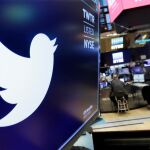 La denuncia sostiene que Twitter está violando sus términos de privacidad / AP