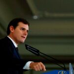 El presidente de Ciudadanos, Albert Rivera, durante su intervención en un desayuno informativo esta mañana en Madrid / Foto: EFE/Emilio Naranjo