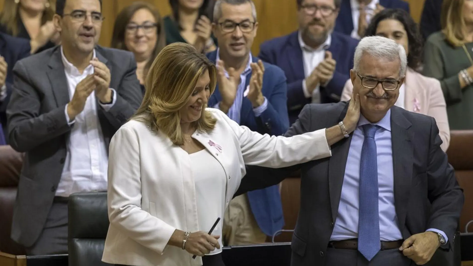 La presidenta de la Junta, Susana Díaz, recibe el aplauso de la bancada socialista.