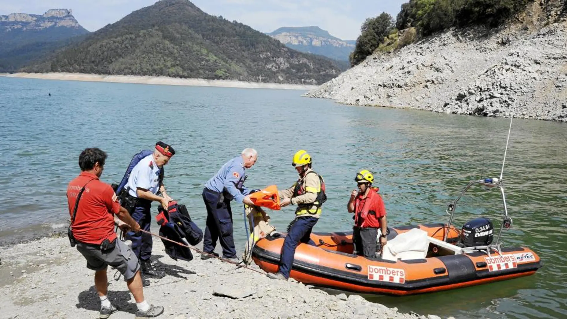 Los Mossos d'Esquadra y los Bomberos han intensificado la búsqueda de los dos jóvenes desaparecidos desde el jueves.