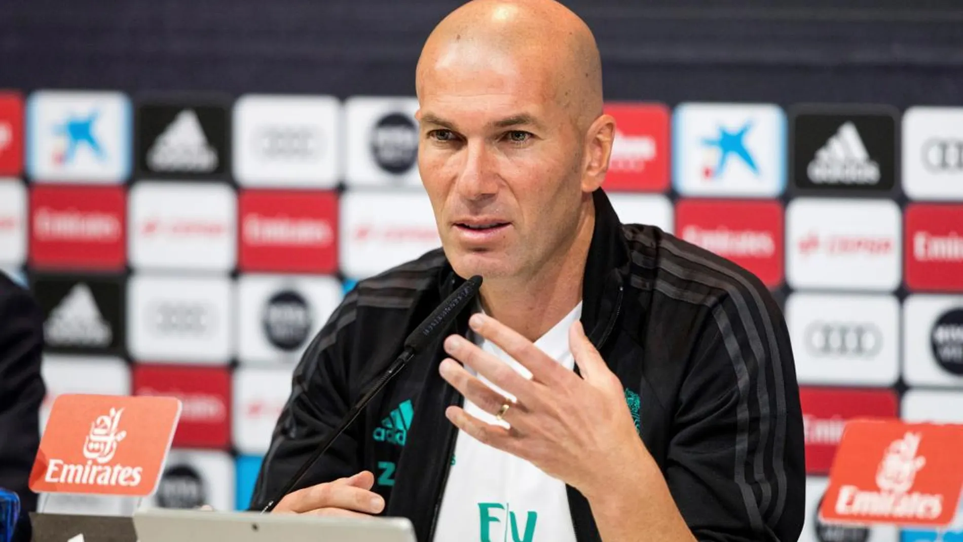 El entrenador del Real Madrid, Zinedine Zidane, durante la rueda de prensa que ha dado esta mañana tras el entrenamiento.