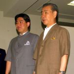 Tsutomu Hata a la derecha en la imagen de archivo junto a su yerno
