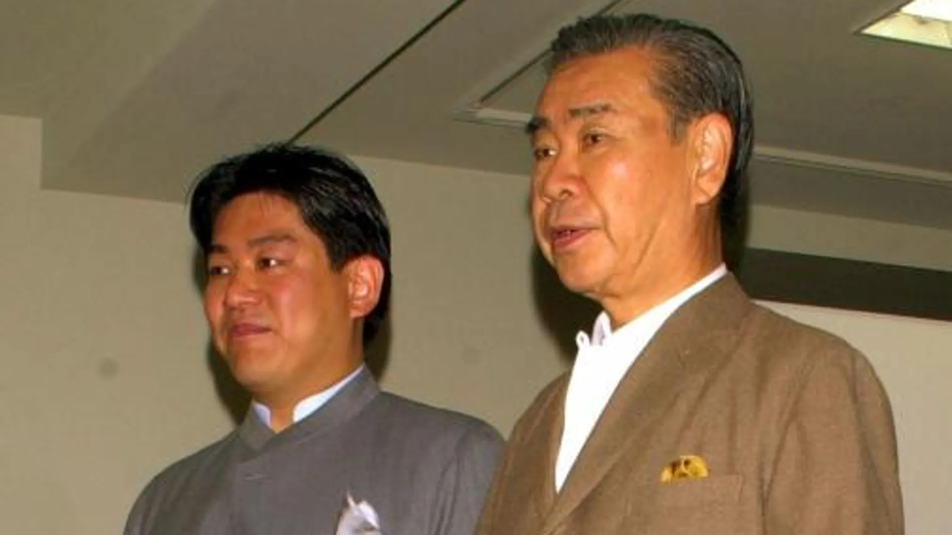 Tsutomu Hata a la derecha en la imagen de archivo junto a su yerno