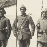 Tres soldados turcos con sus uniformes y con las banderas de su regimiento. Para Turquía no hubo paz tras 1918