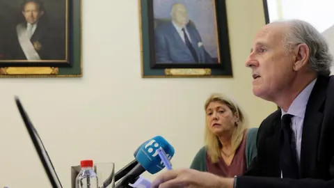 El presidente de Casa Caridad, Luis Miralles, junto a la directora gerente, Guadalupe Ferrer, ayer durante la presentación de su memoria anual (EFE)