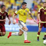 James Rodríguez conduce el balón en una jugada con la selección colombiana