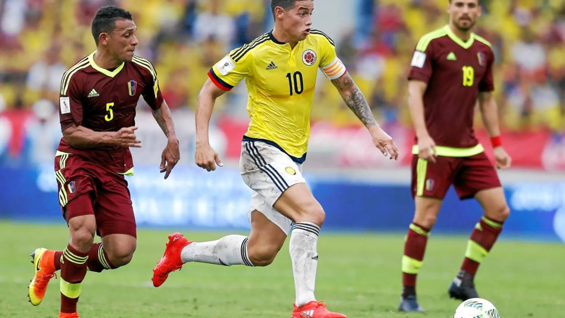 James Rodríguez conduce el balón en una jugada con la selección colombiana