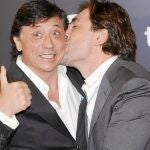 Javier Bardem besa a su hermano Carlos esta semana en la presentación de la película