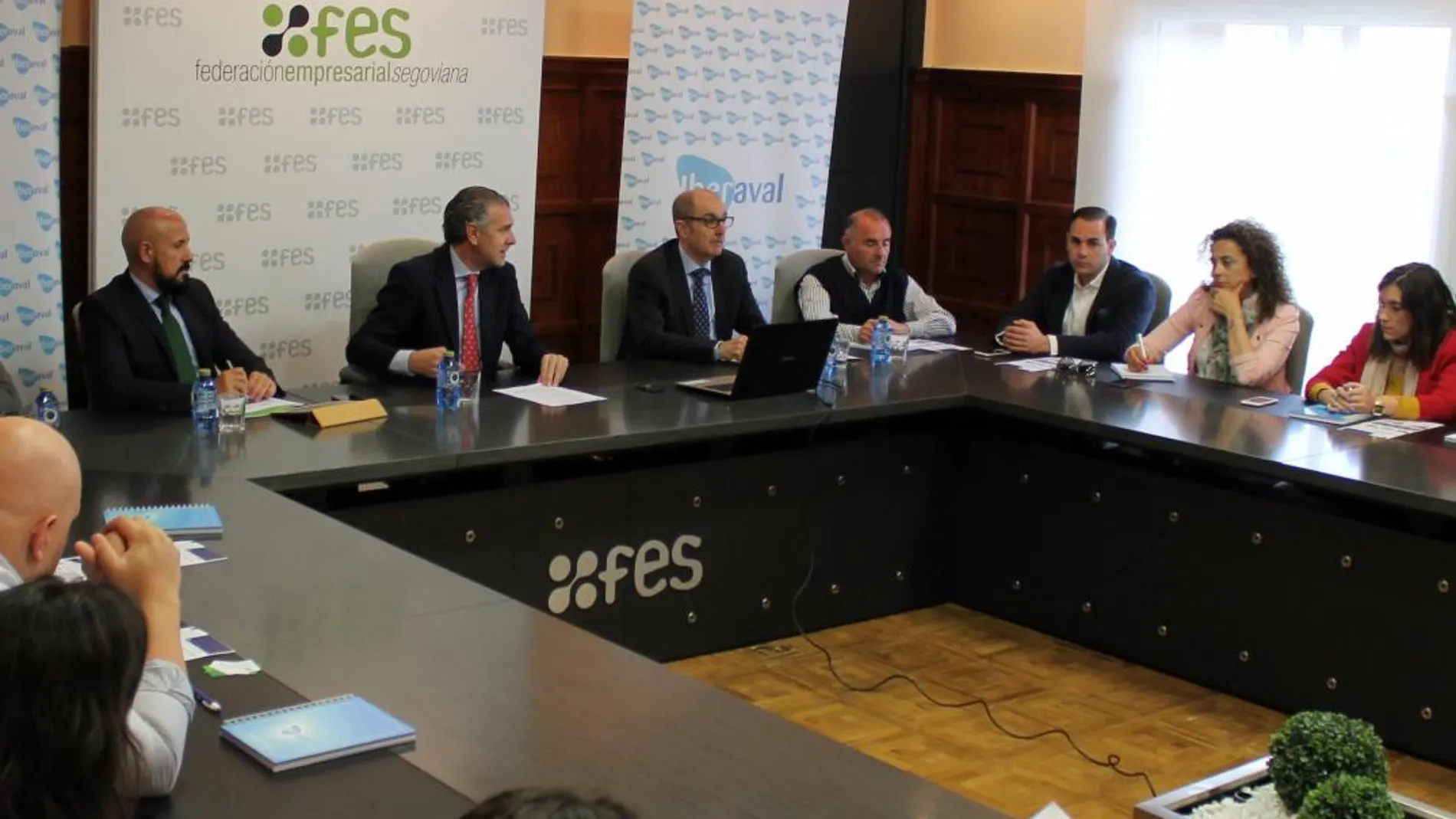 Pedro Pisonero interviene en la jornada junto a Andrés García, presidente de FES / La Razón