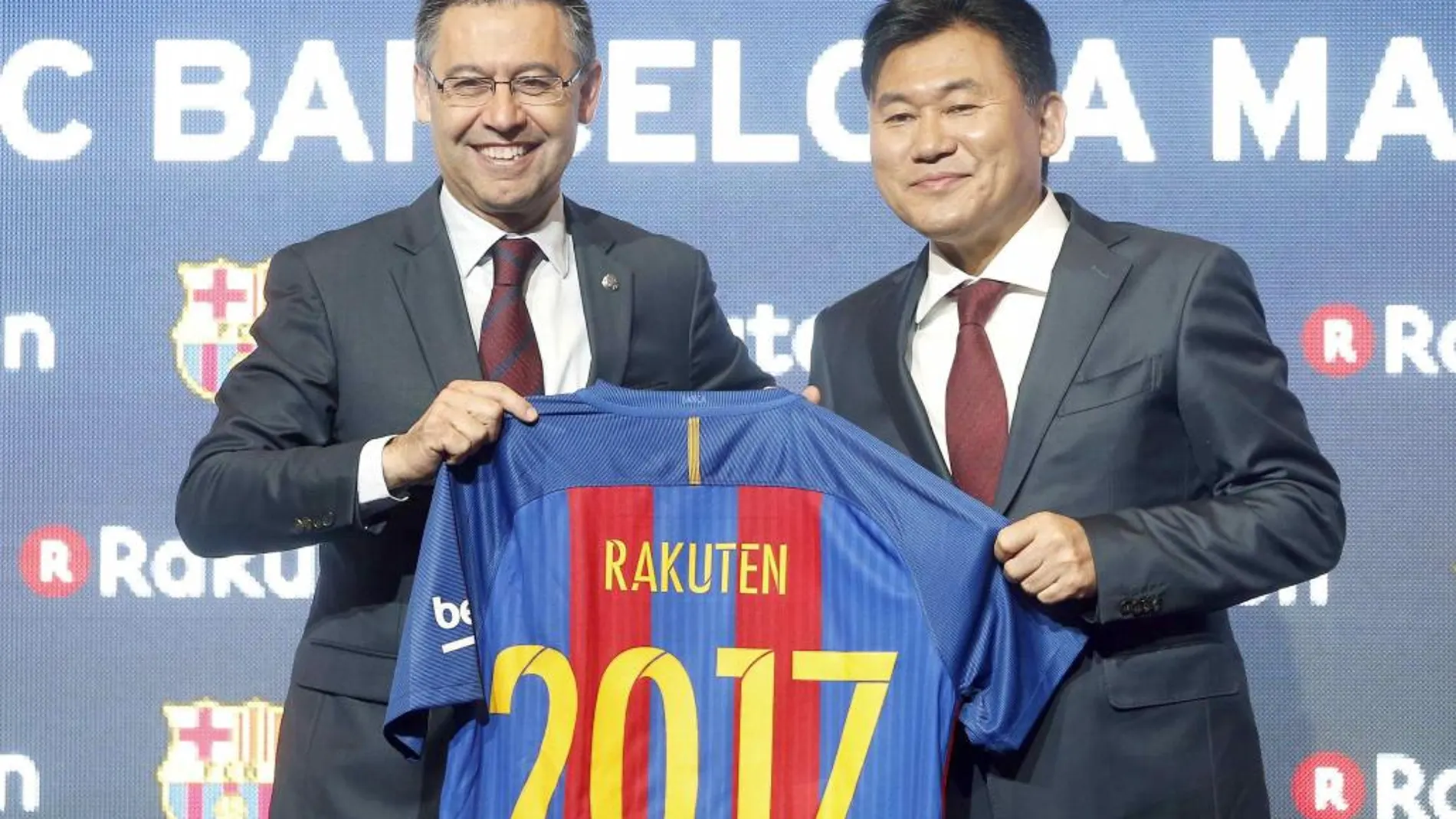 El presidente del FC Barcelona, Josep Maria Bartomeu, y el presidente de la empresa japonesa Rakuten, Hiroshi Mikitani, posan con la camiseta del nuevo patrocinador del club