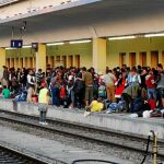 Miles de solicitantes de asilo procedentes de la vecina Hungría colapsaba los andenes de la Estación Central de Viena el 13 de septiembre de 2015 / Reuters