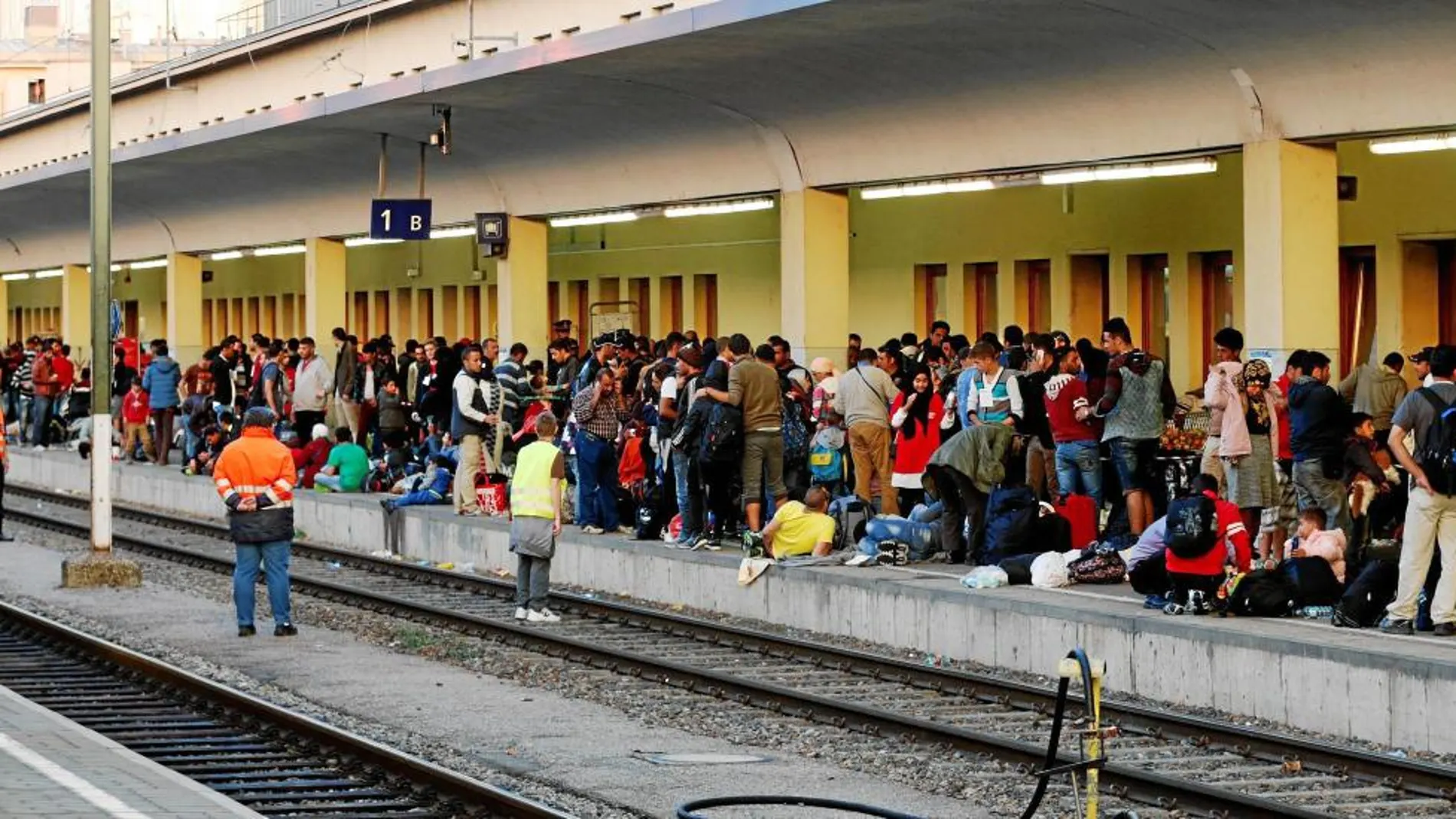 Miles de solicitantes de asilo procedentes de la vecina Hungría colapsaba los andenes de la Estación Central de Viena el 13 de septiembre de 2015 / Reuters