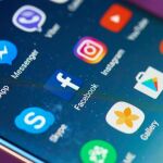 Los ingenieros y diseñadores de Apple y Android no creen que cerrar las aplicaciones en segundo plano sirvan para evitar gastar batería.
