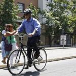 Piñera cogió una bicicleta «antirrobo» y demostró cómo robarla / Twitter