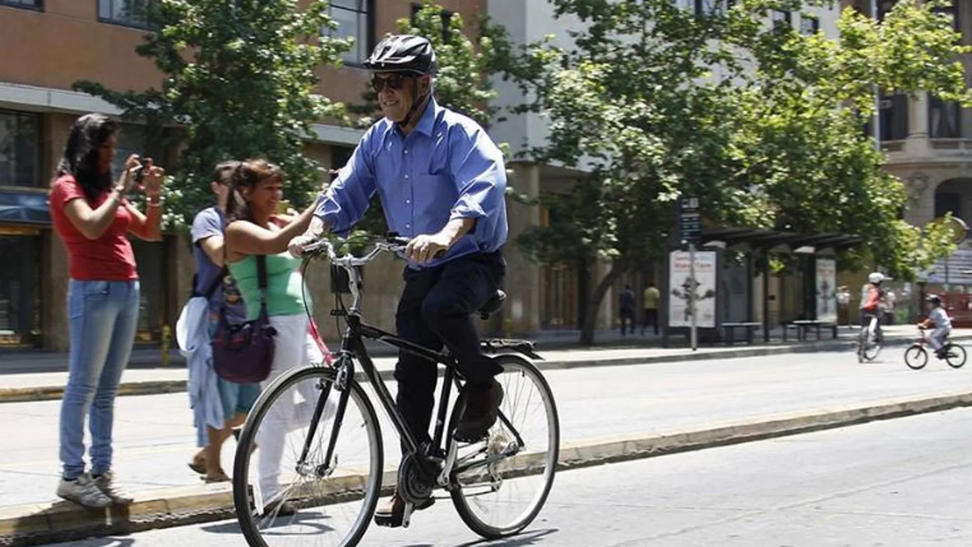 Piñera cogió una bicicleta «antirrobo» y demostró cómo robarla / Twitter