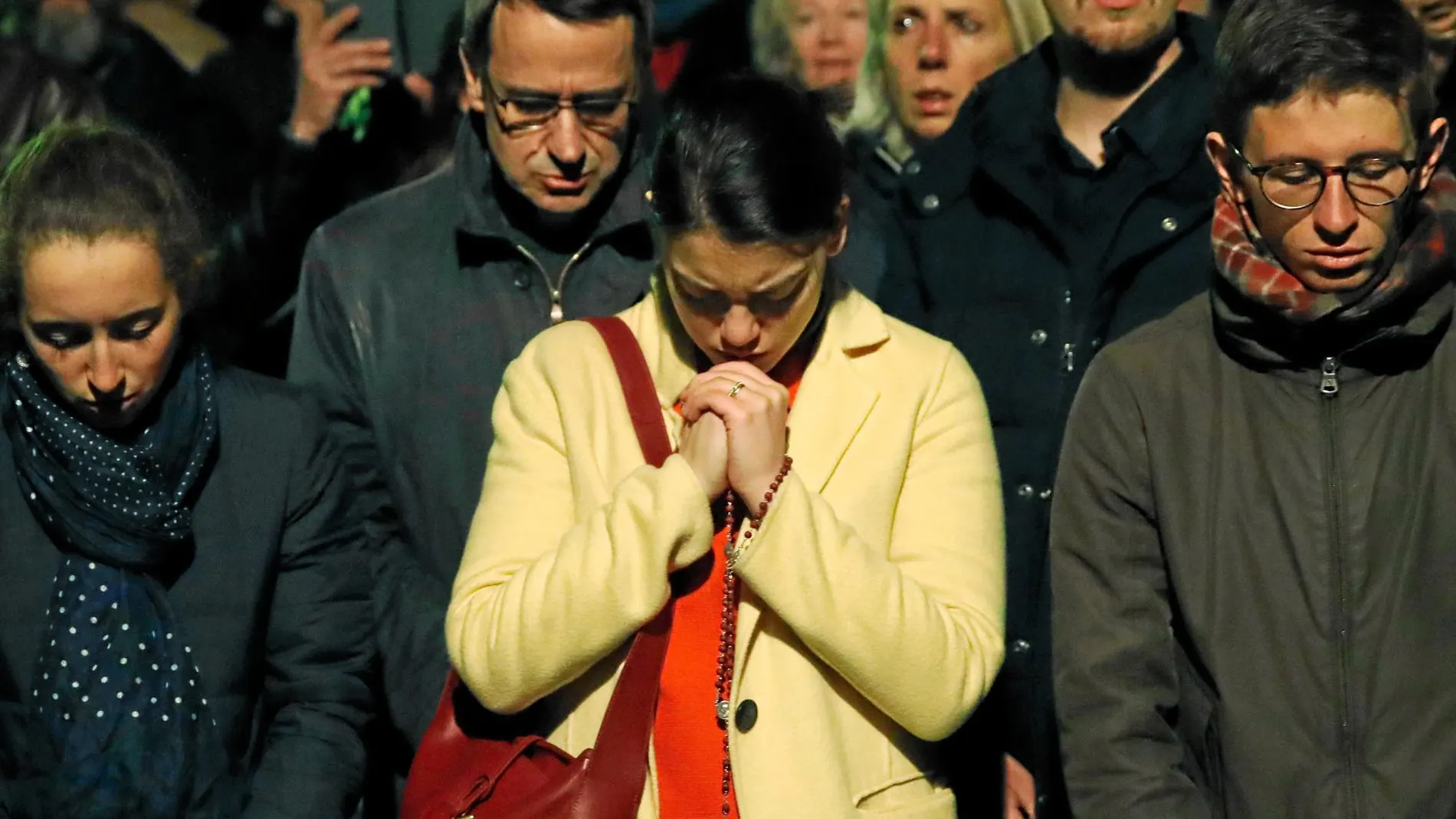 Gente rezando
