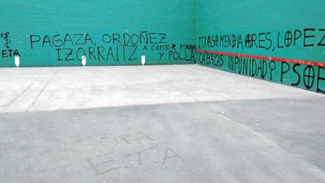 El frontón de Hernani (Guipúzcoa) apareció el sábado con pintadas en favor de ETA y contra las víctimas