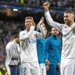 Los jugadores del Real Madrid celebran con su afición el pase a la tercera final de Champions consecutiva