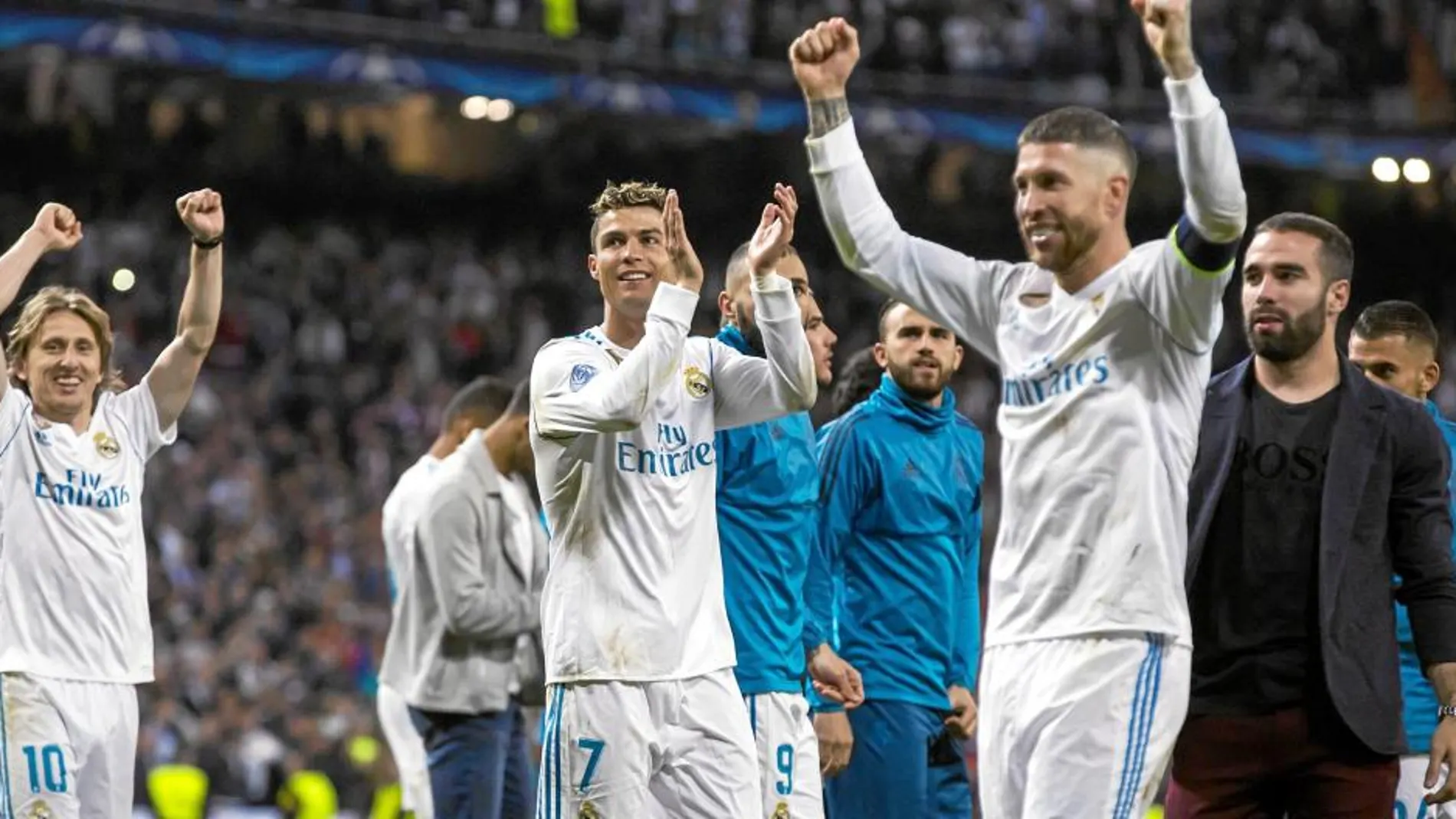 Los jugadores del Real Madrid celebran con su afición el pase a la tercera final de Champions consecutiva
