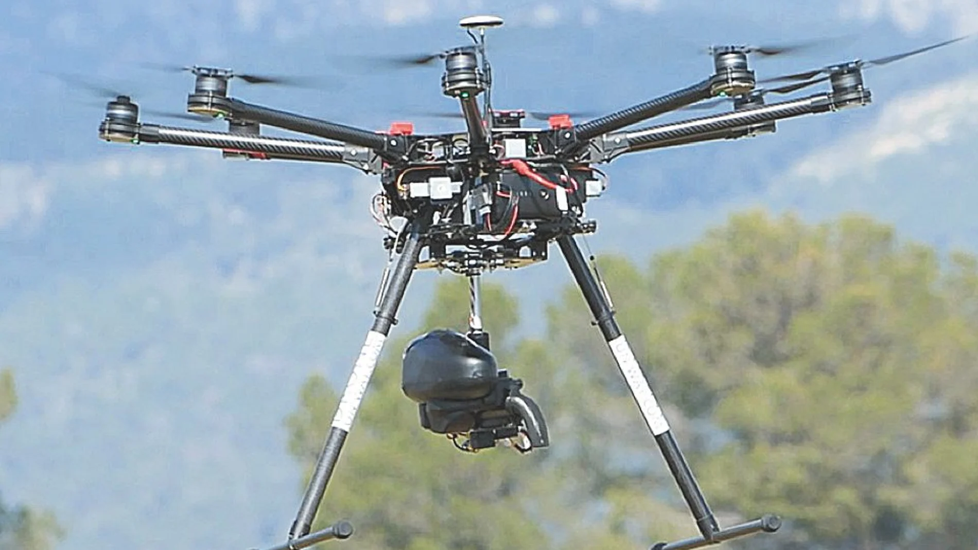 Uno de los vehículos aéreos no tripulados en pleno vuelo