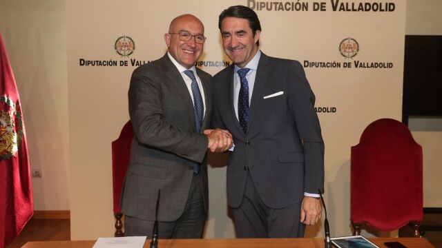 El presidente de la Diputación de Valladolid, Jesús Julio Carnero, y el consejero de Fomento y Medio Ambiente de la Junta, Juan Carlos Suárez-Quiñones, sellan el acuerdo de colaboración