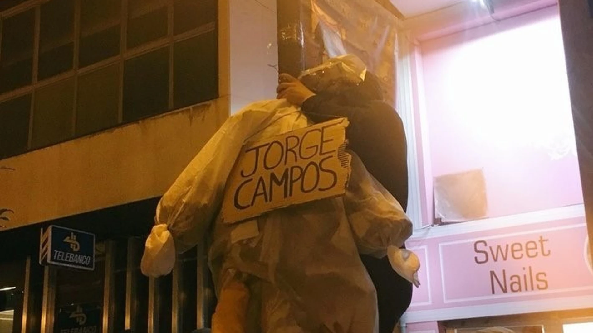 Imagen del muñeco «ahorcado» en la farola con un cartel en el que figuraba el nombre del presidente de Actúa Baleares, Jorge Campos