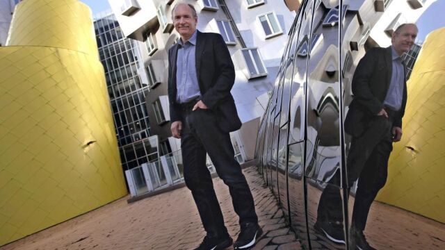 Tim Berners-Lee, en los exteriores de su oficina en el MIT / AP