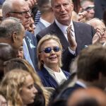 La candidata Hillary Clinton acompañada por el senador Chuck Schumer, y el representante Joseph Crowley, y el alclde de Nueva York Mayor Bill de Blasio, el pasado 11 de septiembre, en el memorial dedicado a los atentados