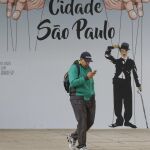 Un joven consulta su teléfono móvil en Sao Paulo