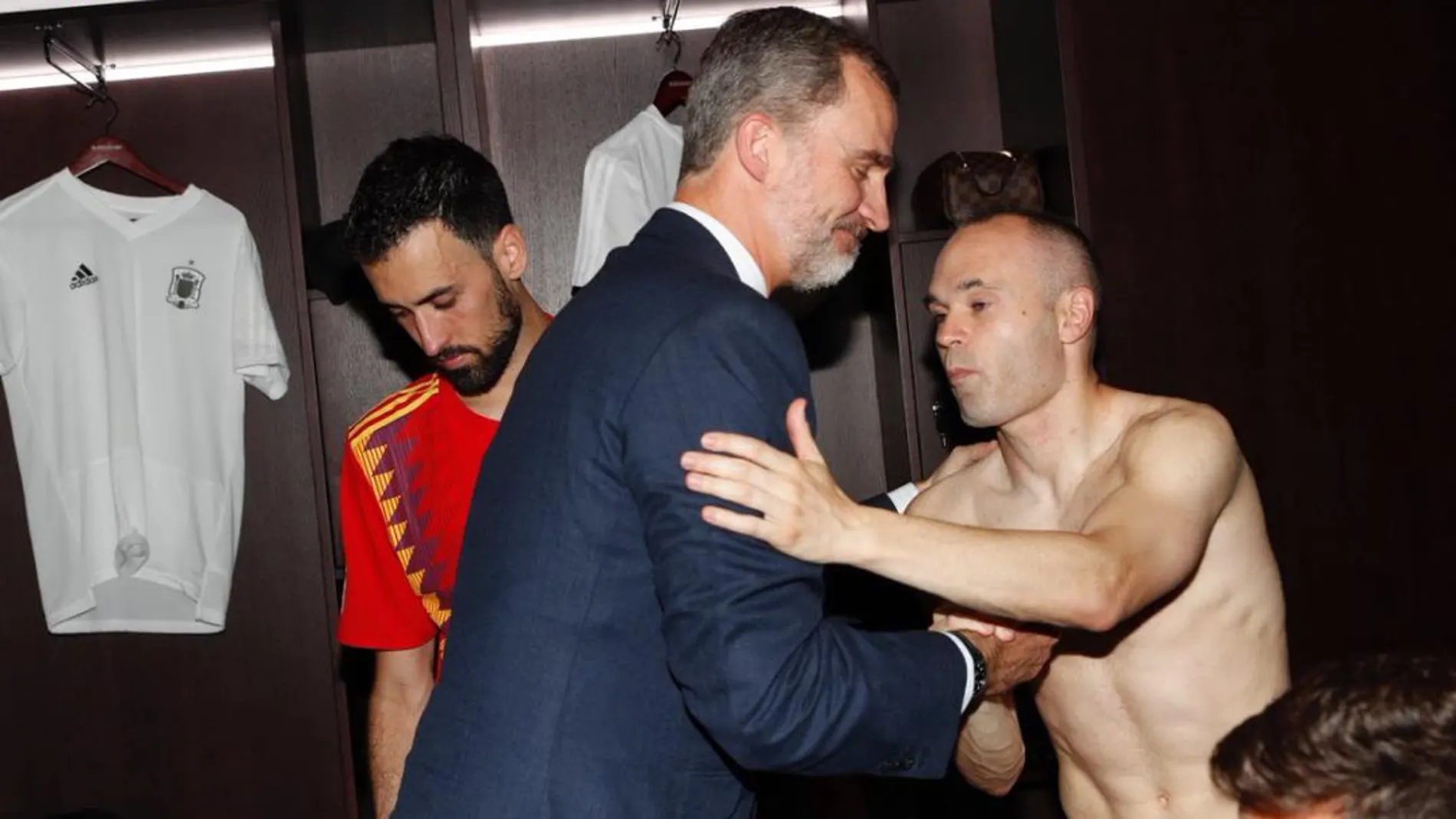 El rey con Iniesta en el vestuario/@CasaReal