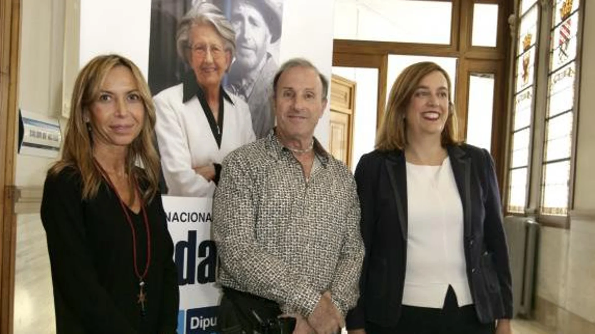 Ángeles Armisén y Carmen Fernández junto a Tino Soriano