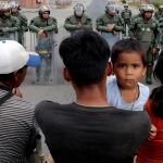 Venezolanos en la frontera con Brasil hacen frente a los guardias nacionales