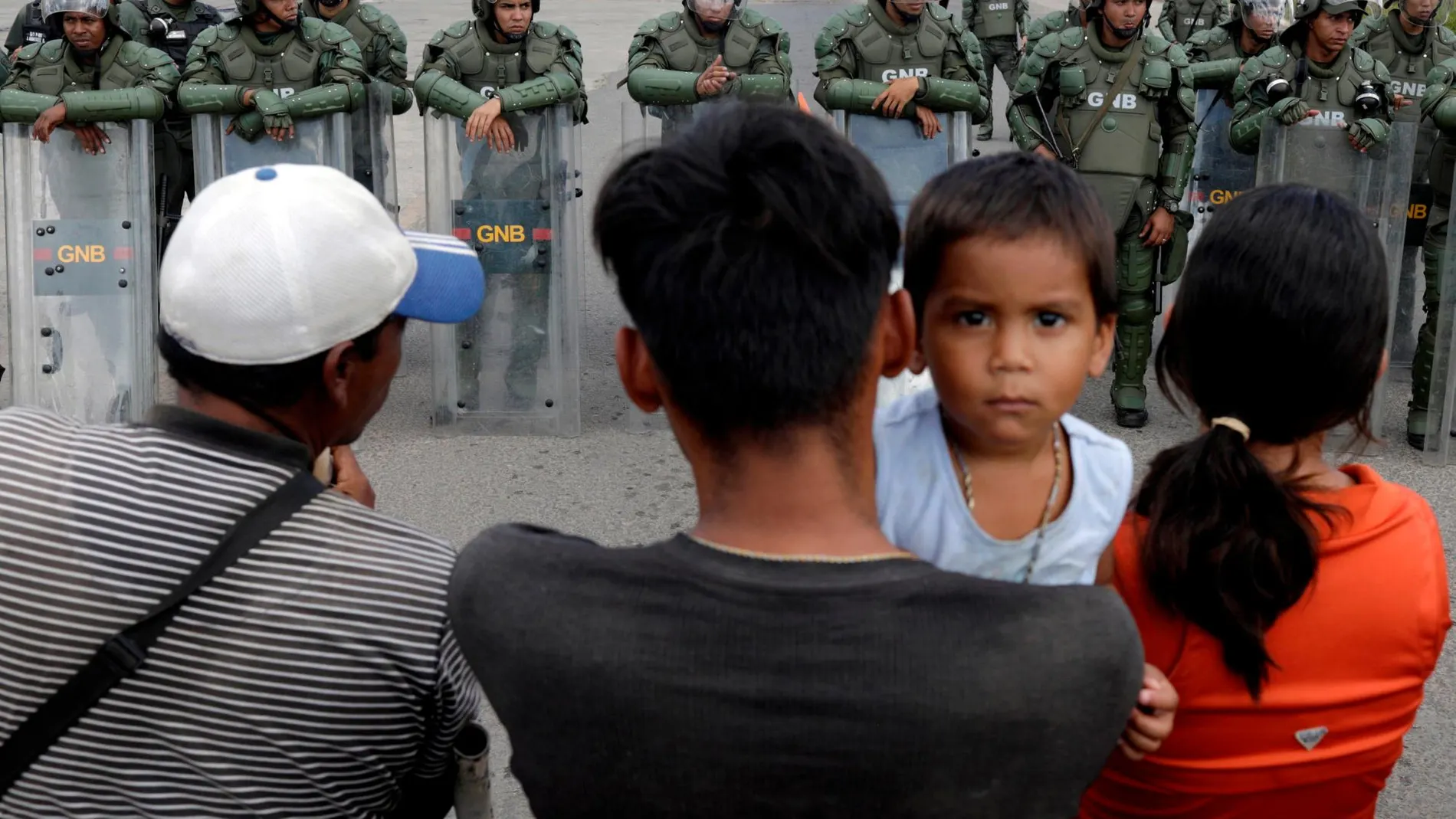 Venezolanos en la frontera con Brasil hacen frente a los guardias nacionales