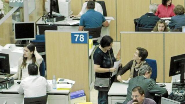 Desde 2012, los sueldos de los funcionarios se redujeron los primeros 21 días por baja común / Efe
