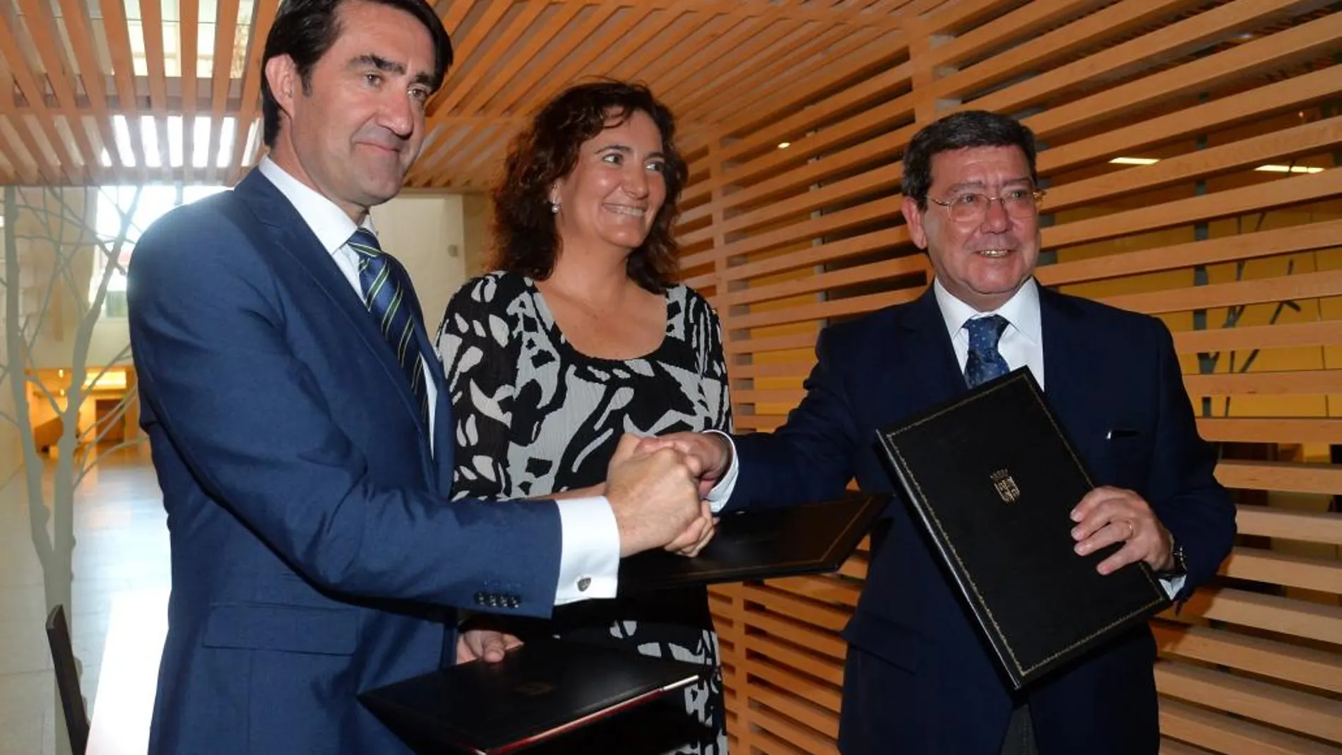 Juan Carlos Suárez-Quilñones, María Josefa García Cirac y César Rico, durante la firma del convenio