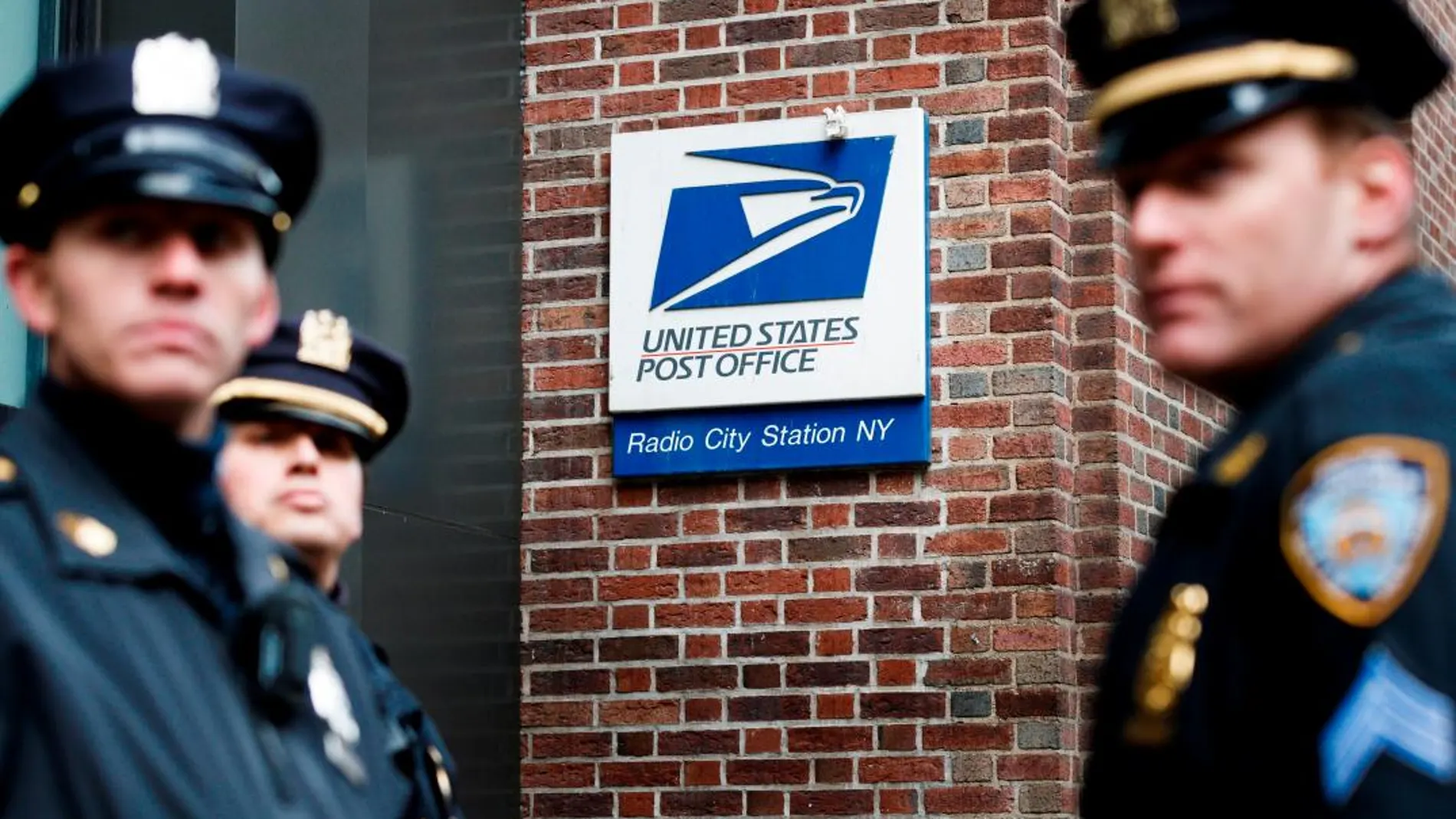 Agentes de policía trabajan en el exterior de una oficina postal donde se encontró otro paquete sospechoso, en Nueva York. EFE/ Justin Lane