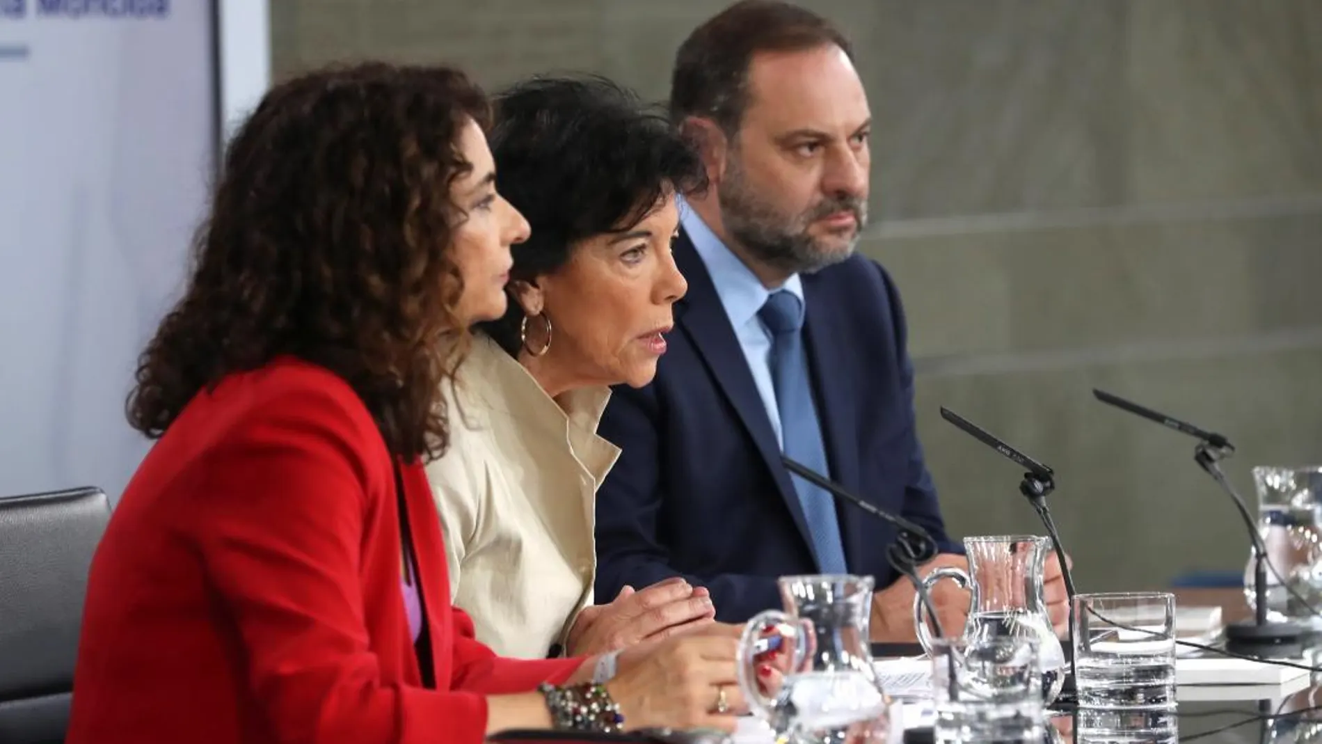 Isabel Celaá (c), acompañada por María Jesús Montero y José Luis Ábalos, tras el Consejo de Ministros. EFE/J.J. Guillén