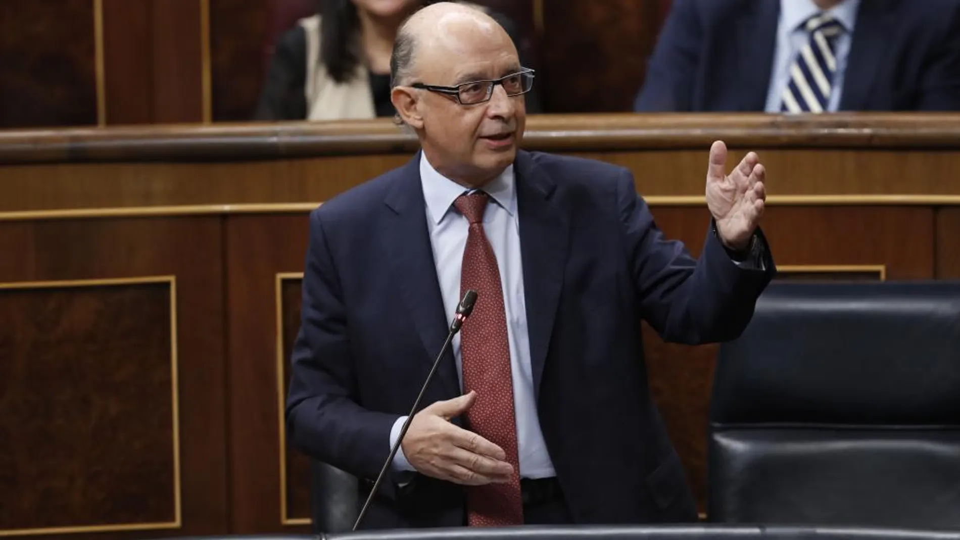 El ministro de Hacienda, Cristóbal Montoro, interviene en la sesión de Control al Gobierno celebrada hoy en el Congreso de los Diputados. EFE/Javier Lizón