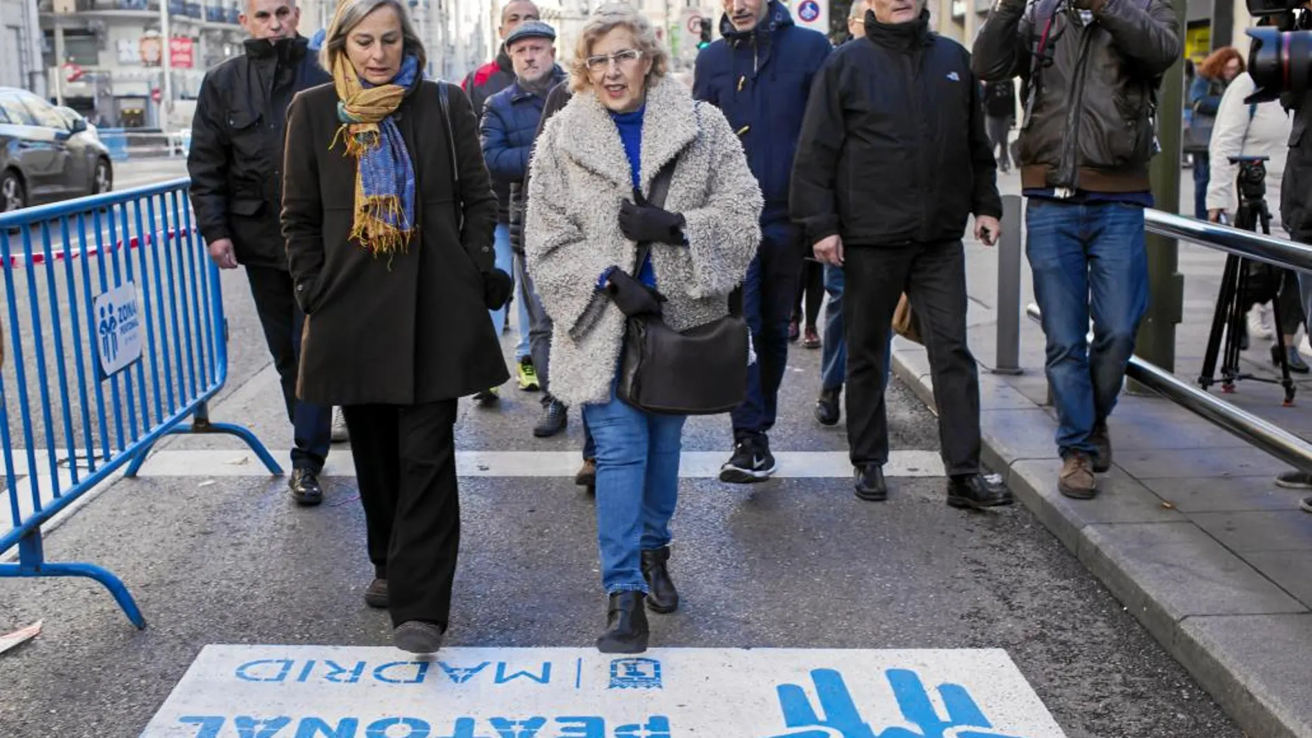 La alcaldesa dio un paseo ayer por la Gran Vía