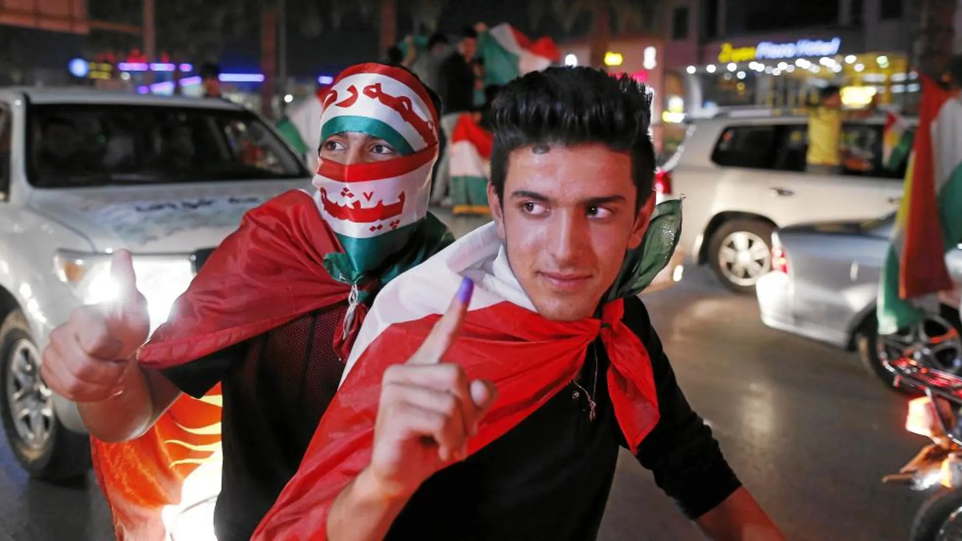 Dos jóvenes independentistas kurdos apoyan la consulta ayer en Erbil
