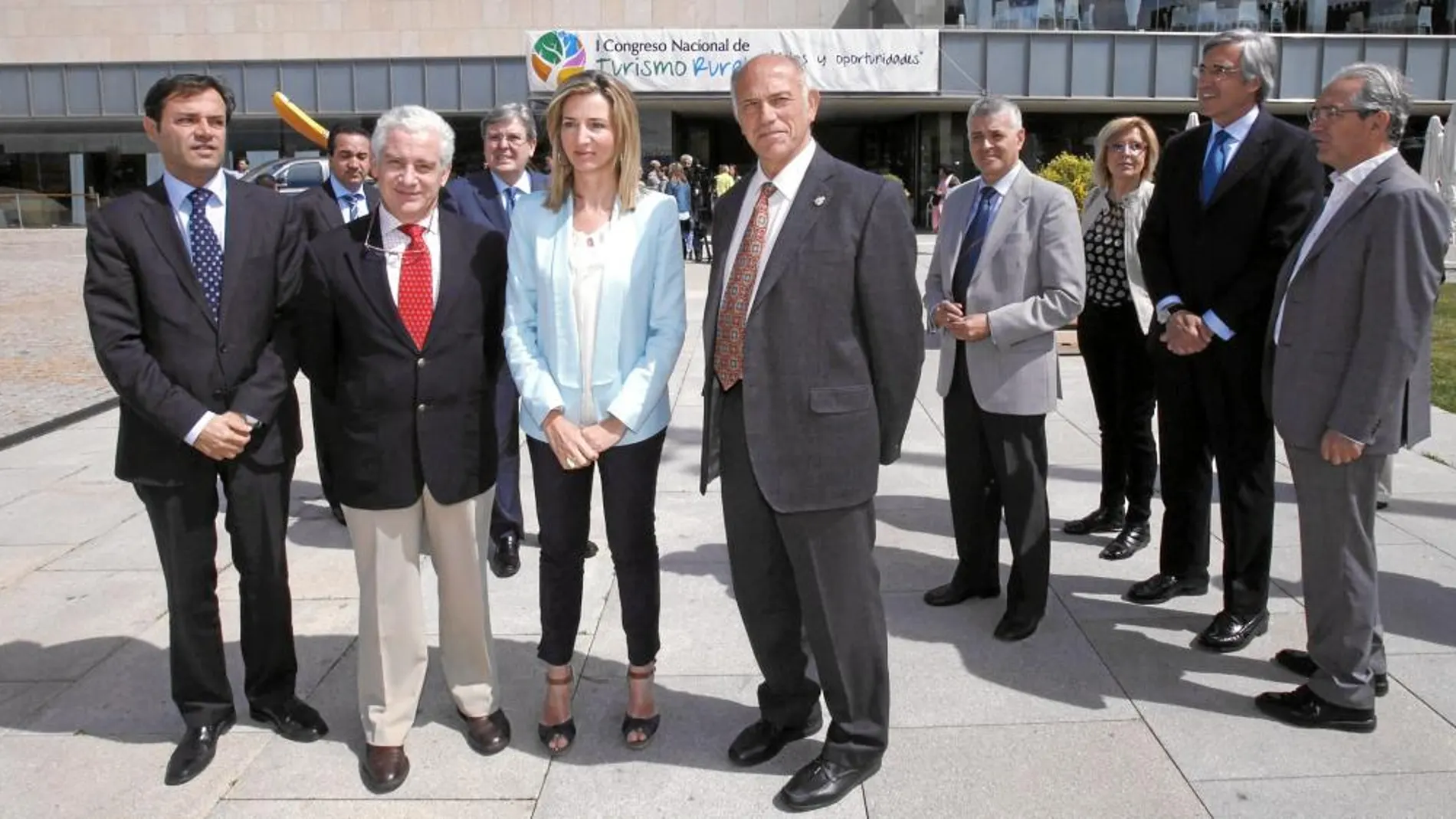 Alicia García, con Javier Ramírez, Manuel Butler, junto a otras autoridades locales y provinciales.