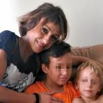 Juana Rivas, junto a sus dos hijos, el verano pasado, cuando estuvo escondida