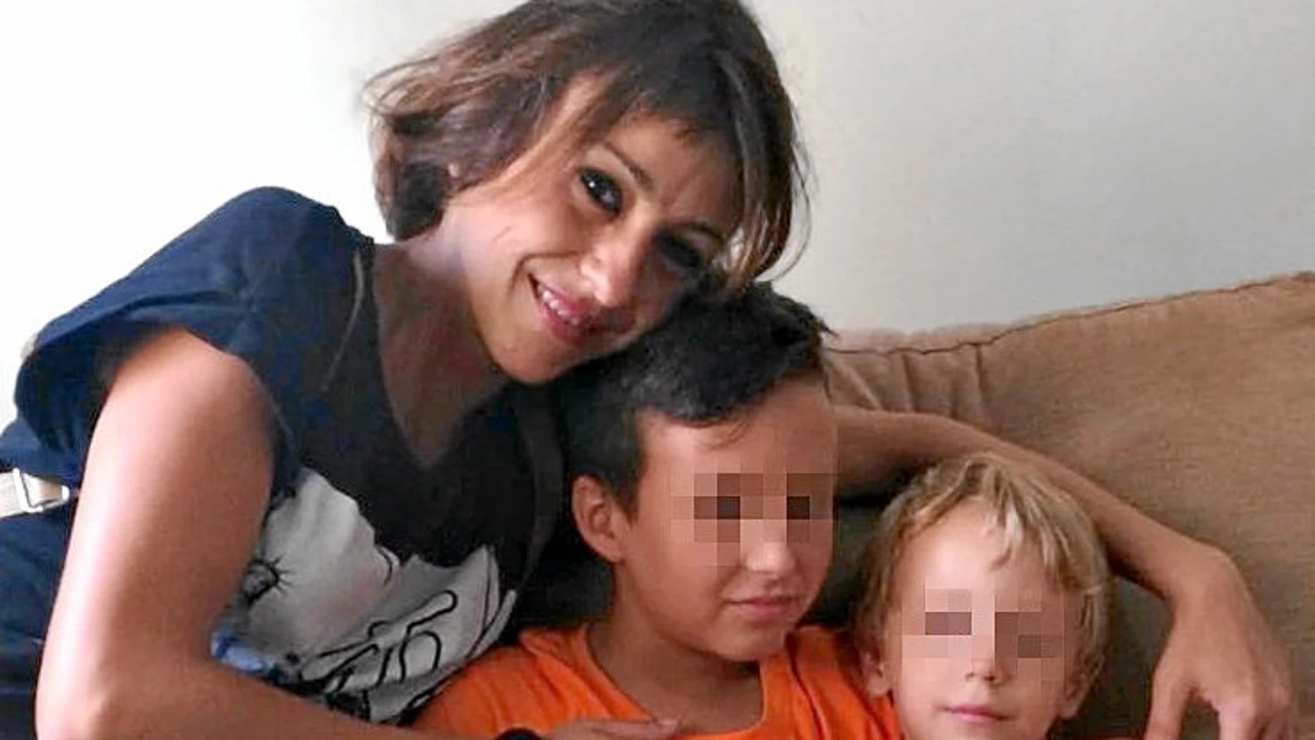 Juana Rivas, junto a sus dos hijos, el verano pasado, cuando estuvo escondida