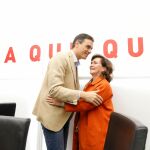 Pedro Sánchez abraza a Carmen calvo en la reunión de la Ejecutiva del PSOE
